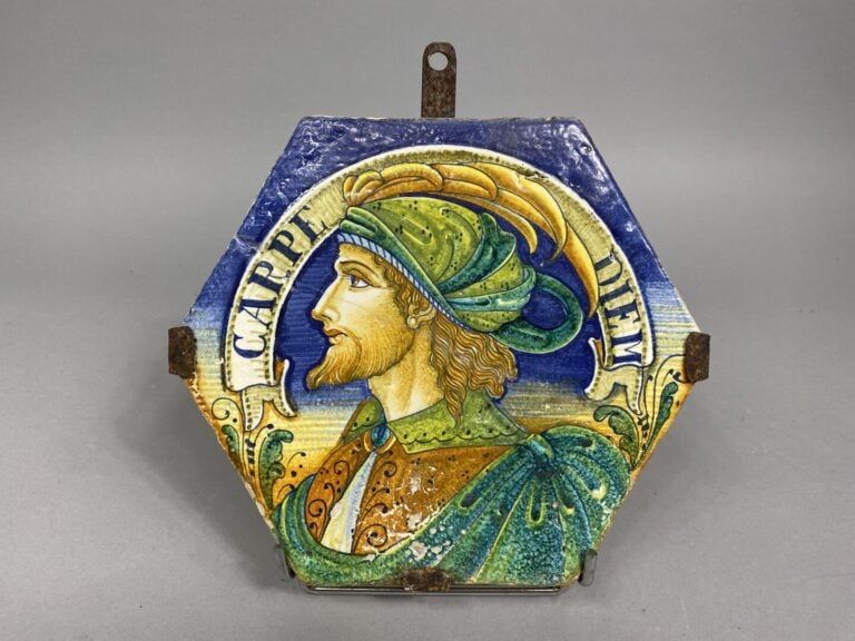 ITALIE (genre de) - Paire de carreaux en faïence de forme hexagonale, à décor p…