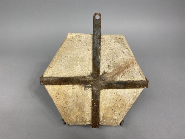 ITALIE (genre de) - Paire de carreaux en faïence de forme hexagonale, à décor p…