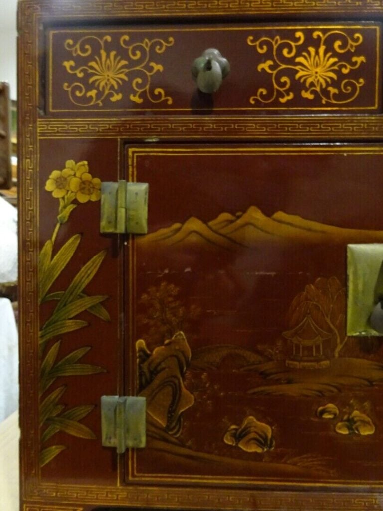 Japon - Petite armoire en laque rouge et doré, ouverture à deux vantaux et deux…