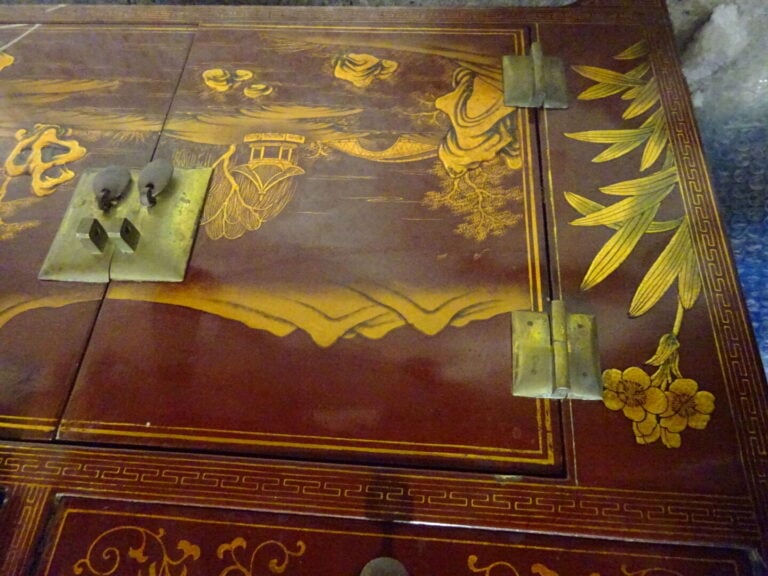 Japon - Petite armoire en laque rouge et doré, ouverture à deux vantaux et deux…