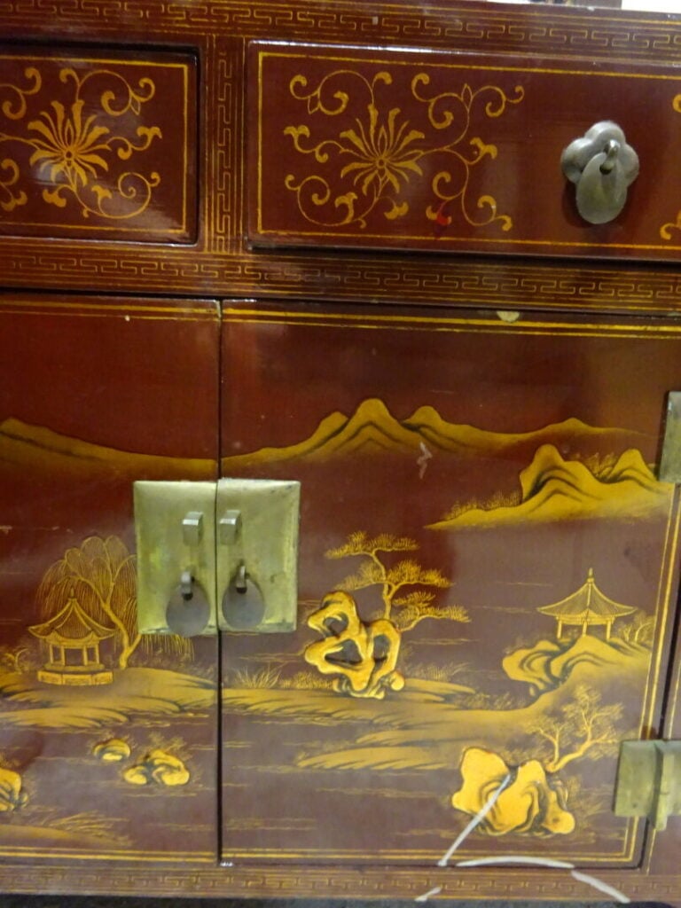 Japon - Petite armoire en laque rouge et doré, ouverture à deux vantaux et deux…