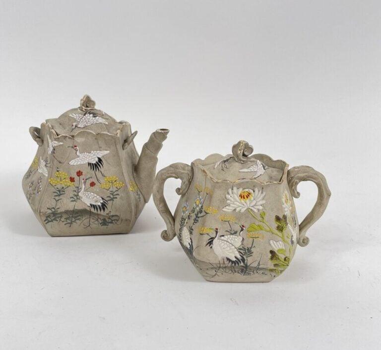 JAPON. Théière et sucrier en terre cuite à décor émaillé de grues.