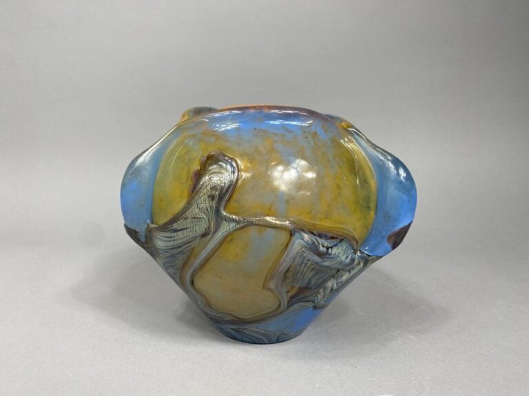 Jean-Claude NOVARO (1943-2015) - Vase ovoïde en verre soufflé à décor irisé dan…