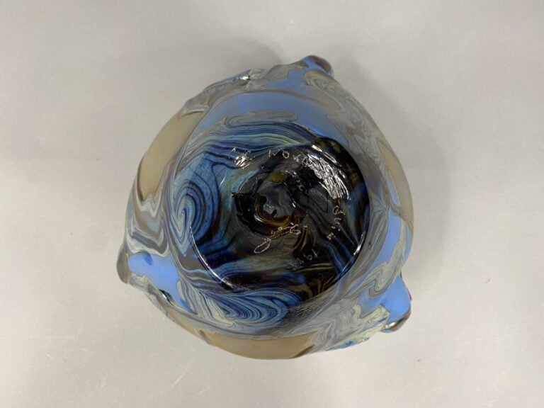 Jean-Claude NOVARO (1943-2015) - Vase ovoïde en verre soufflé à décor irisé dan…