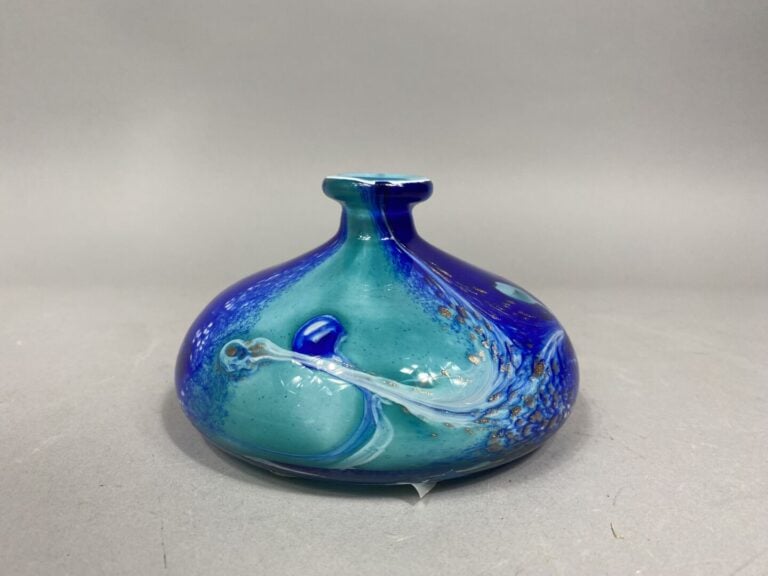 Jean-Michel OPERTO (né en 1975) - Petit vase à panse aplatie en verre à fond bl…