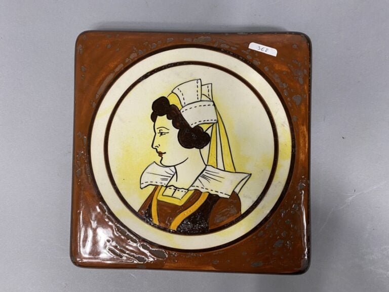 KERALUC Quimper - Cendrier en faïence polychrome à décor de Poséidon dans les t…
