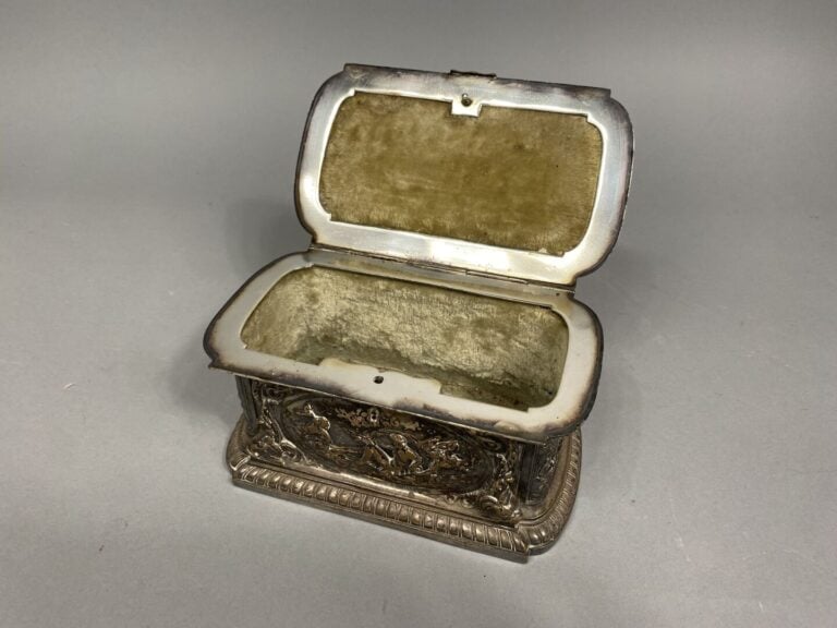 Léopold OUDRY éditeur (act. 1854-1882) - Coffret à bijoux en métal argenté à ri…
