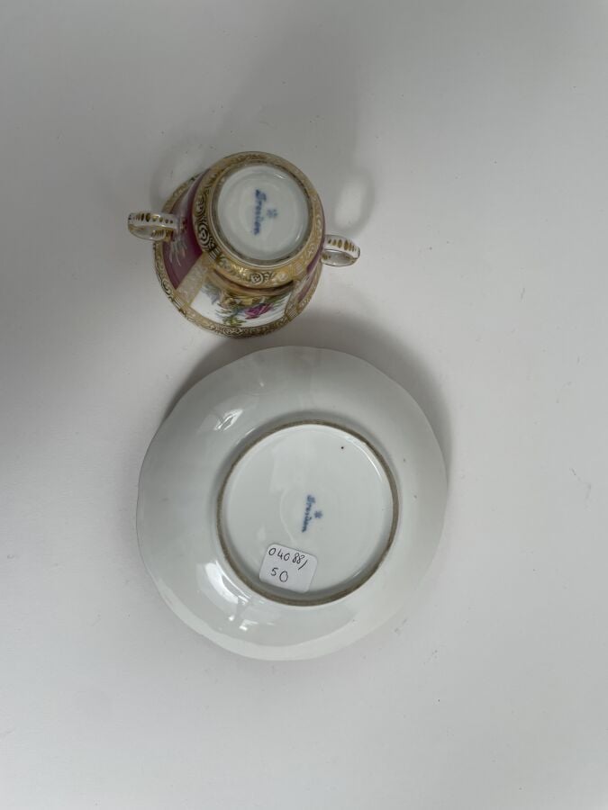 Lot composé d'une tasse et sa sous-tasse en porcelaine jaune à décor en réserve…
