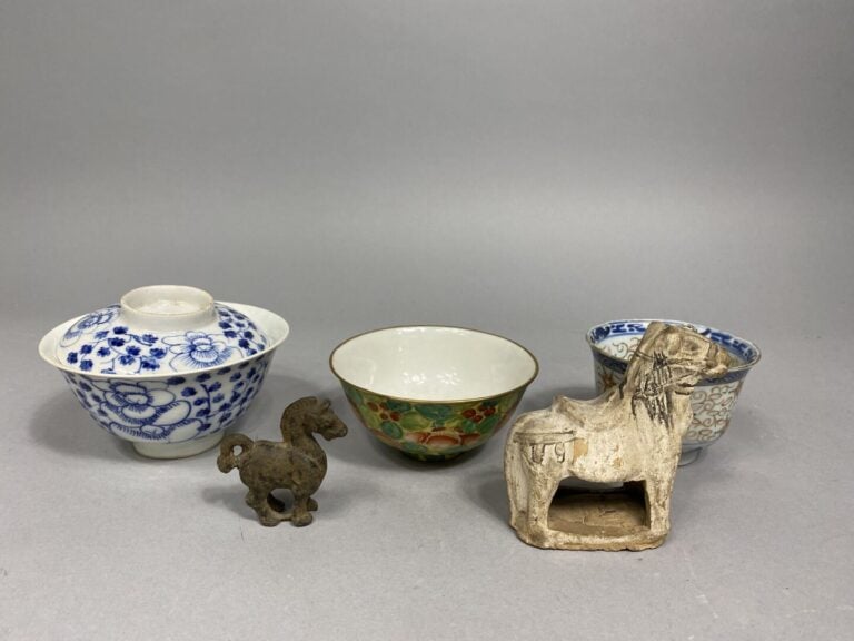 Lot d'objets asiatiques comprenant un bol à décor de fleurs et lotus sur fond v…