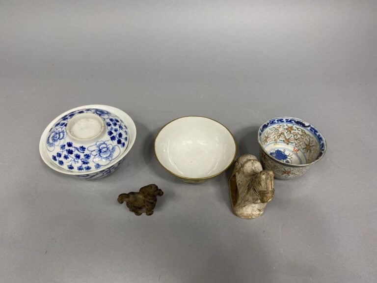 Lot d'objets asiatiques comprenant un bol à décor de fleurs et lotus sur fond v…