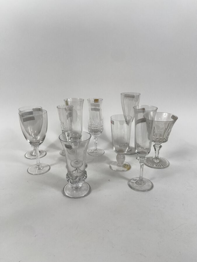 Lot de 10 verres en cristal dépareillés dont : Lalique, Daum... - On joint 6 fl…