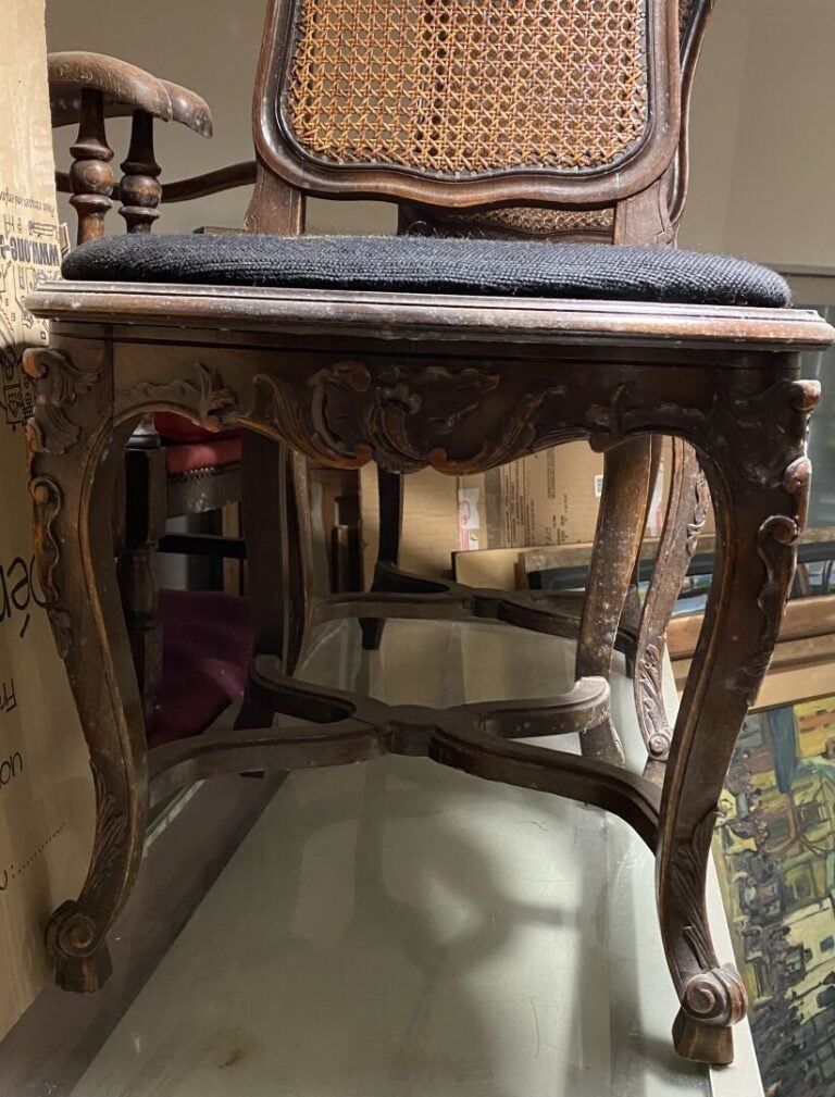 Lot de deux chaises en bois canné à décor sculpté de feuillages - H : 94 cm - (…