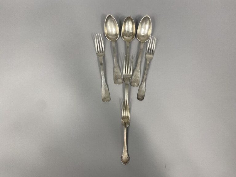 Lot de deux couverts en argent (800) modèle uni XIXe siècle, un couvert en arge…