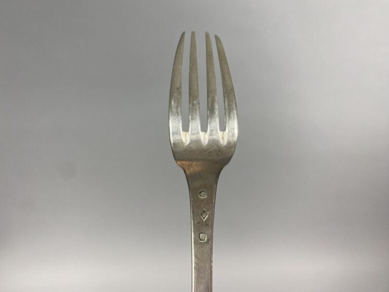 Lot de deux couverts en argent (800) modèle uni XIXe siècle, un couvert en arge…