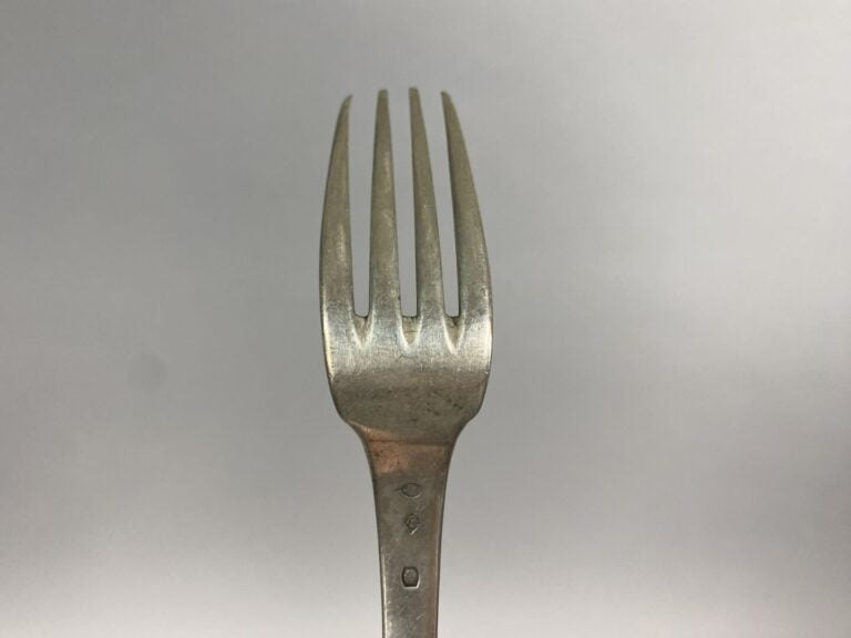 Lot de deux couverts en argent (800) modèle uni XIXe siècle, un couvert en arge…