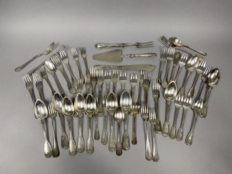 Lot de deux couverts en argent (800) modèle uni XIXe siècle, un couvert en arge…