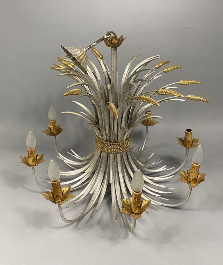 Maison CHARLES, dans le goût - Lustre à huit bras de lumière en métal doré et a…