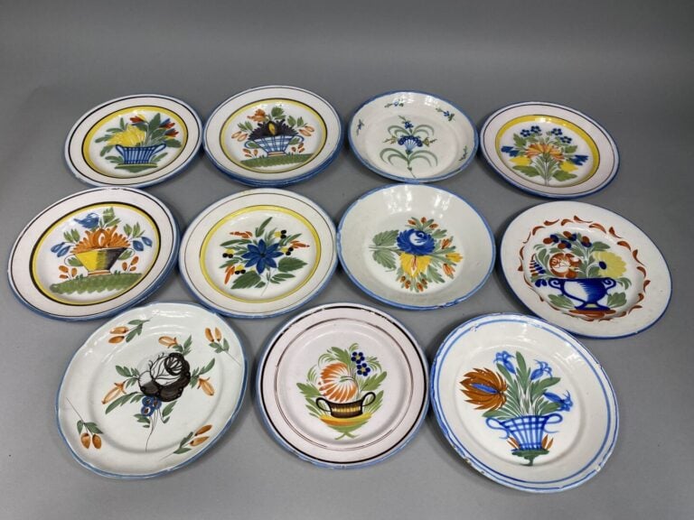 Mannette d'assiettes en faïence à décor émaillé comprenant assiettes à décor de…