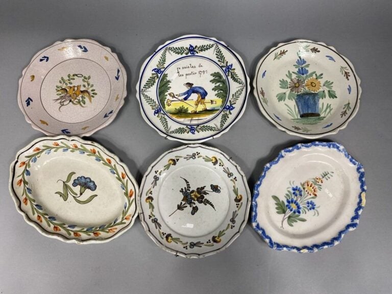 Mannette d'assiettes en faïence à décor émaillé comprenant assiettes à décor de…