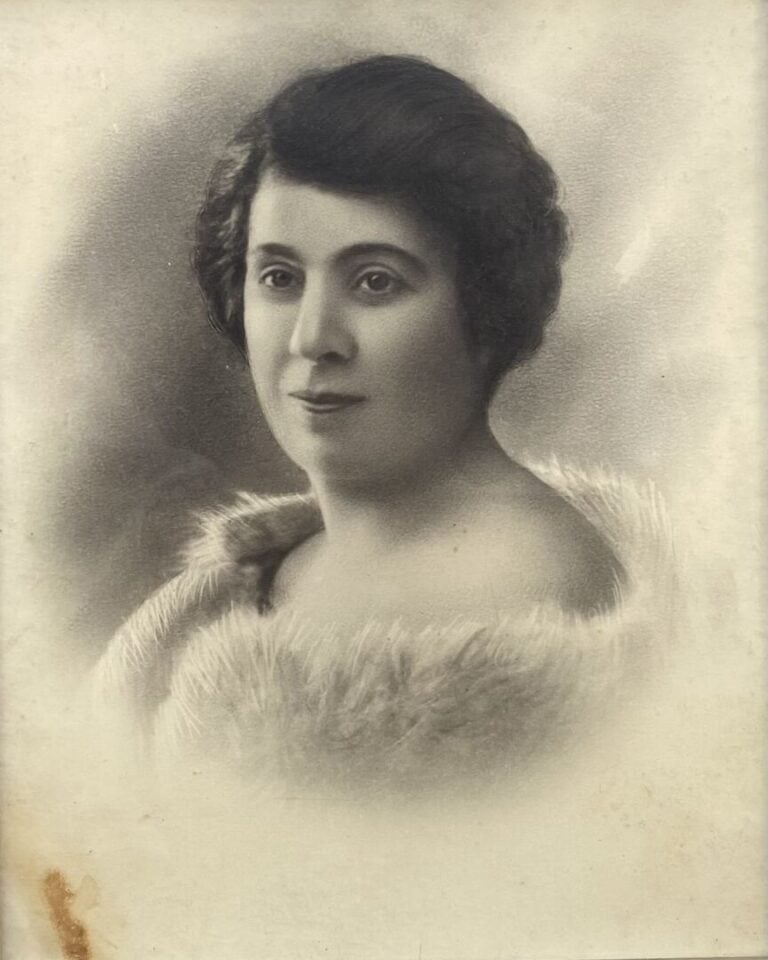 Mannette de pièces encadrées, gravures et divers comprenant portrait d'homme, s…