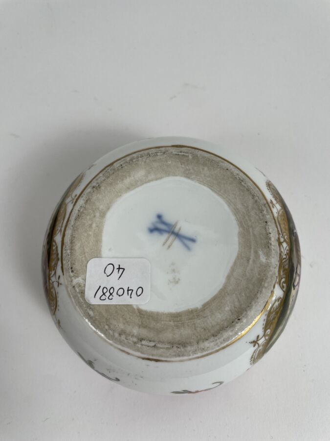 Meissen.Bonbonnière en porcelaine à décor polychrome de scène de village dans l…