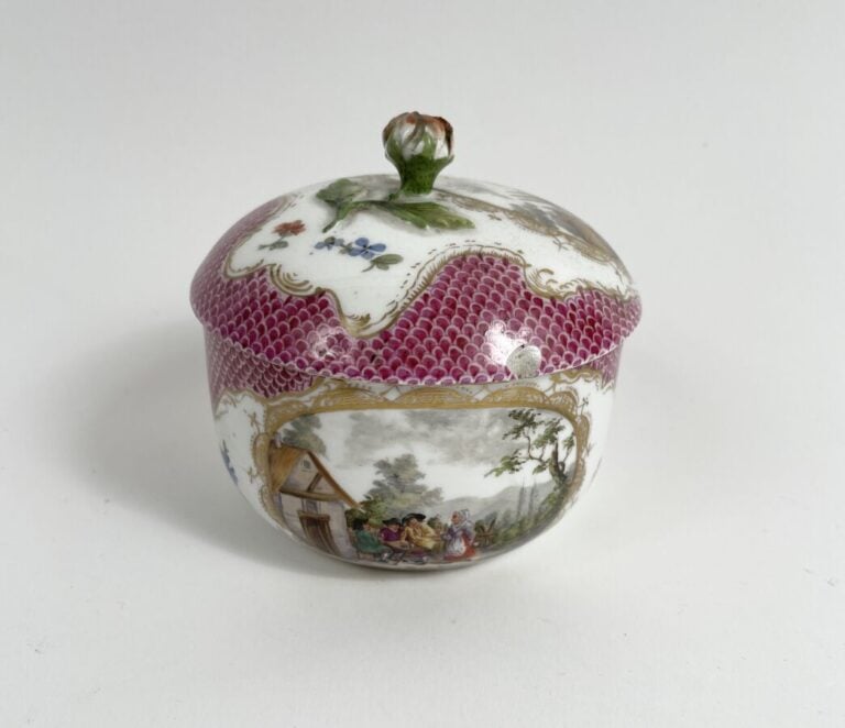 Meissen.Bonbonnière en porcelaine à décor polychrome de scène de village dans l…