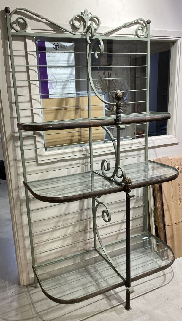 Meuble boulangère en fer forgé à trois plateaux, plaques en verre et décor de p…