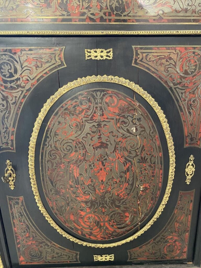 Meuble d'entre-deux à hauteur d'appui en bois, placage et marqueterie de laiton…