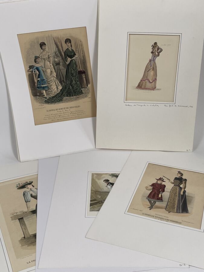 MODE. Lot d'environ 70 gravures, lithographies sur le thème de la mode - (LES L…
