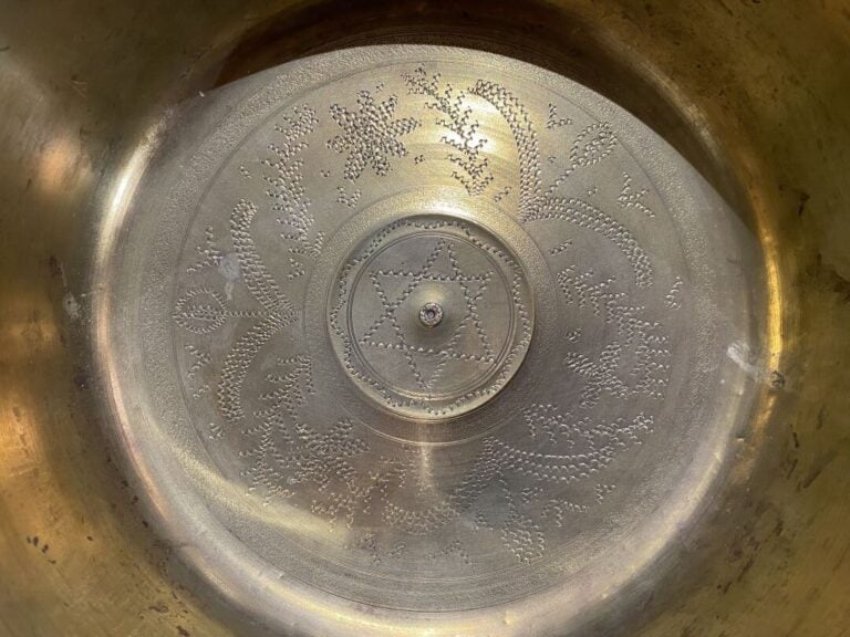 Moyen-Orient - Large bol en alliage doré à décor gravé d'une étoile et rinceaux…