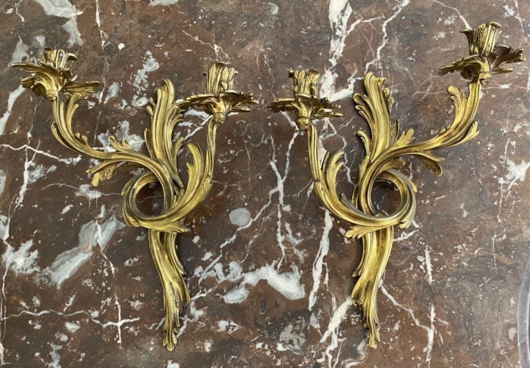Paire d'appliques en bronze doré ciselé à deux bras de lumière à décor de rocai…