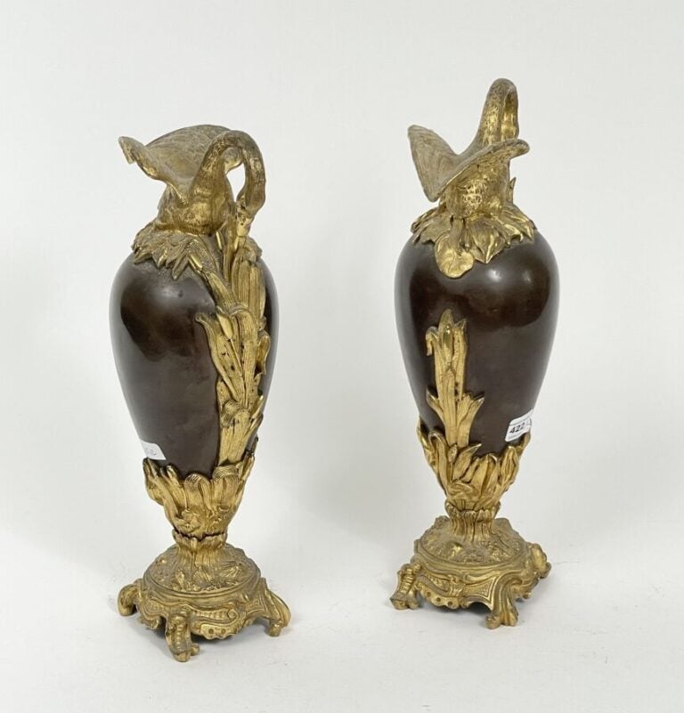 Paire d'éléments décoratifs façon vase en bronze patiné et doré figurant un cyg…