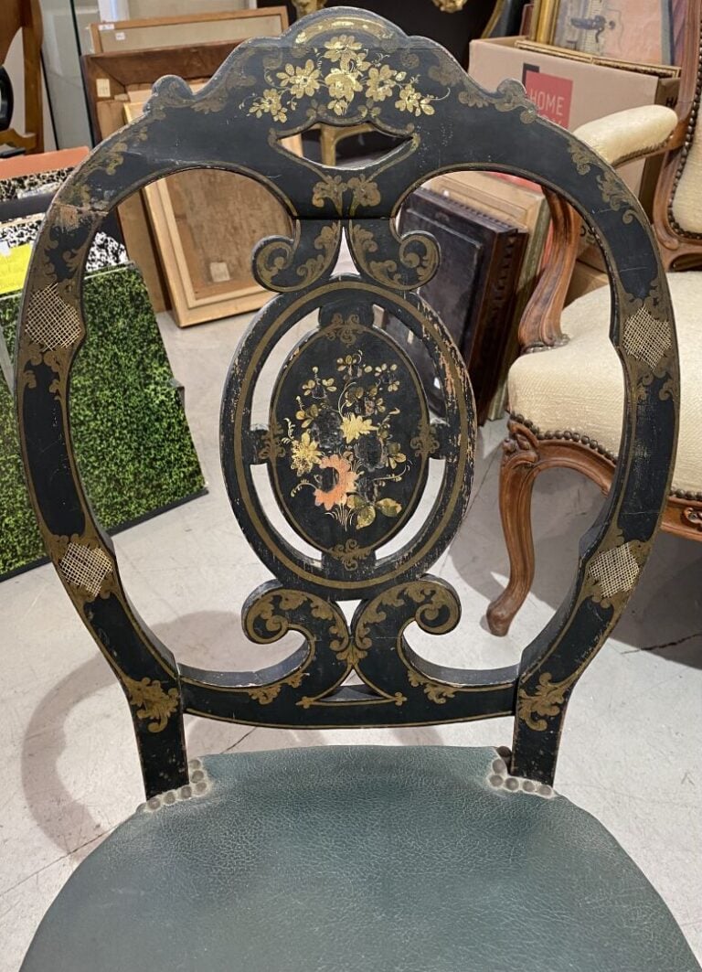Paire de chaises en bois noirci à décor polychrome de fleurs, Napoléon III - H…