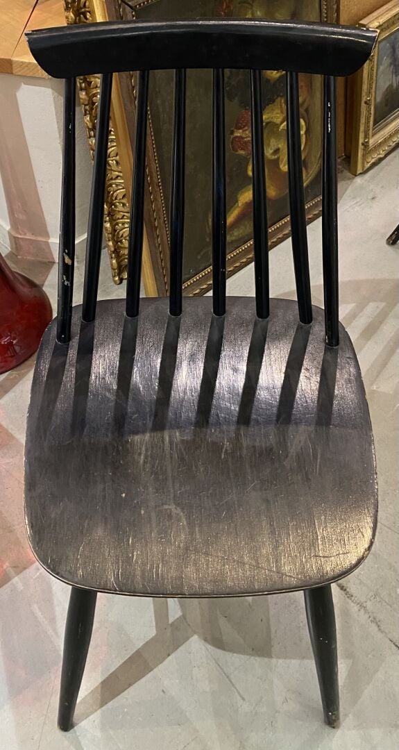 Paire de chaises en bois noirci à dossier barrettes, piètement fuselé évasé, tr…