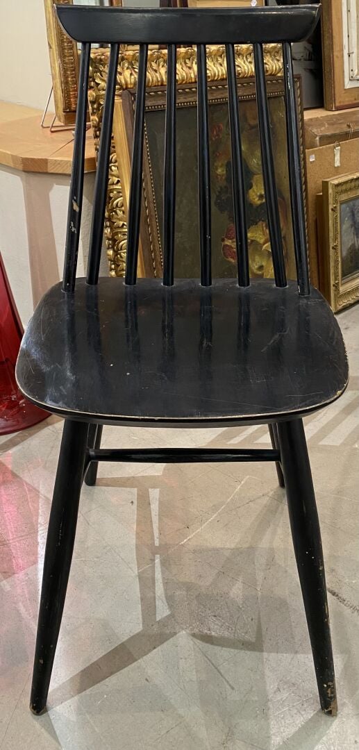 Paire de chaises en bois noirci à dossier barrettes, piètement fuselé évasé, tr…
