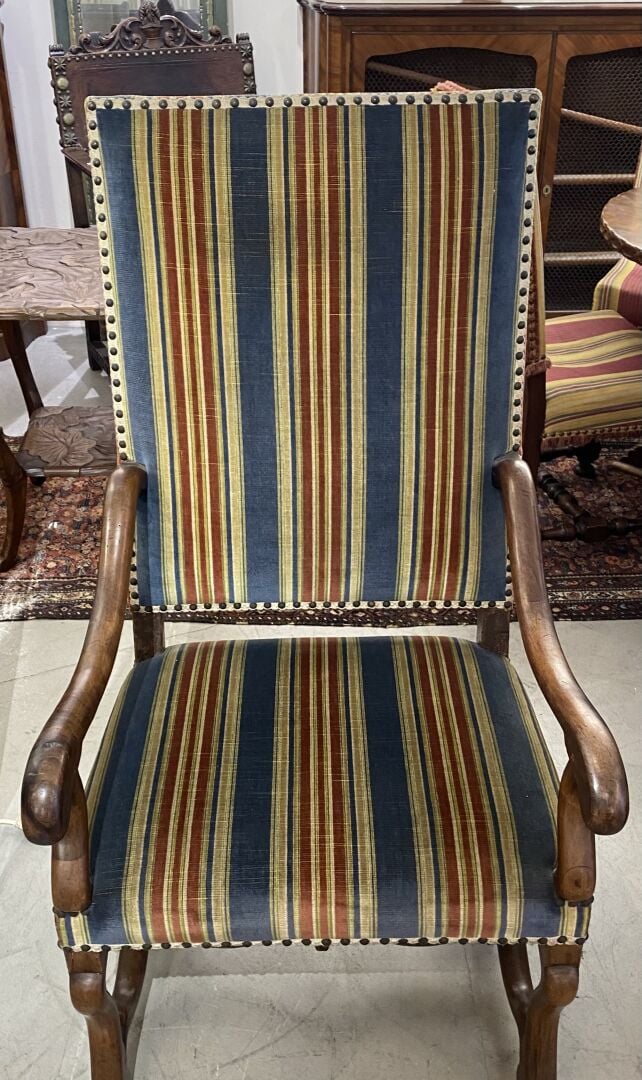 Paire de fauteuils en bois à haut dossier à crosses d'accotoirs en os de mouton…