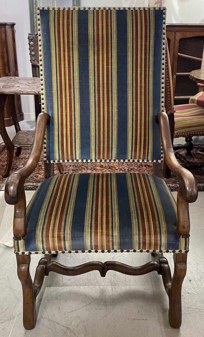 Paire de fauteuils en bois à haut dossier à crosses d'accotoirs en os de mouton…