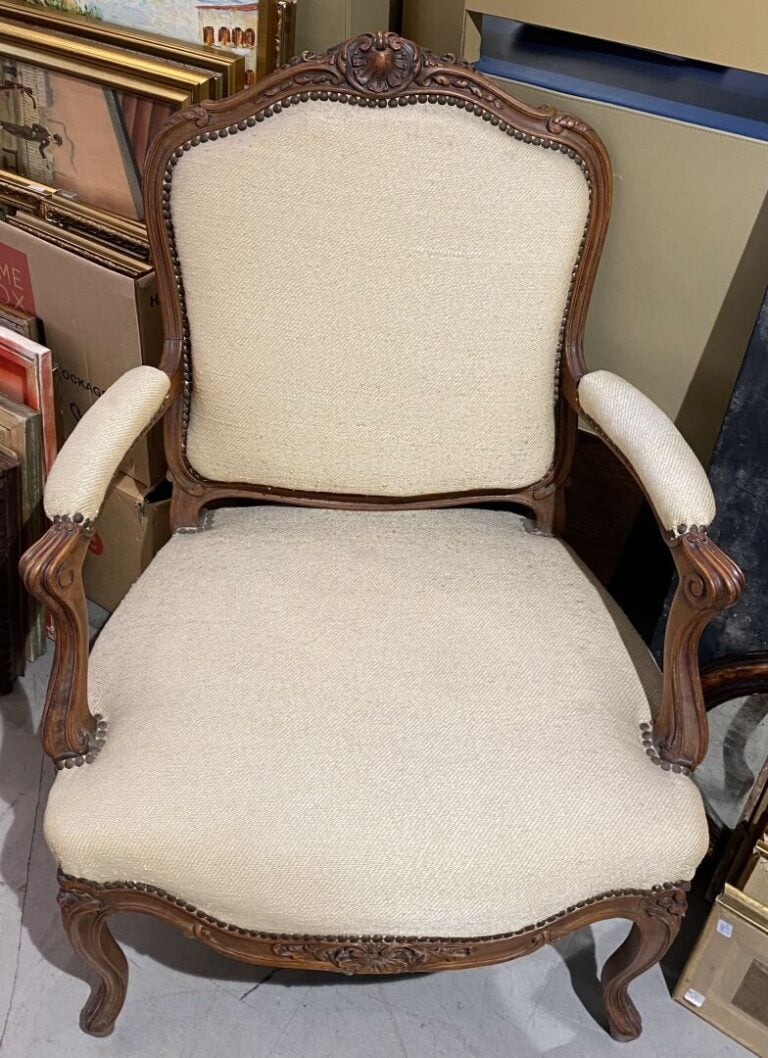 Paire de fauteuils en bois mouluré à décor de coquilles et suite de 4 chaises d…