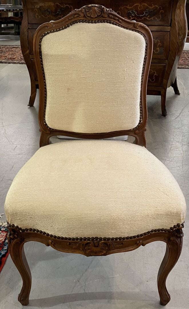 Paire de fauteuils en bois mouluré à décor de coquilles et suite de 4 chaises d…