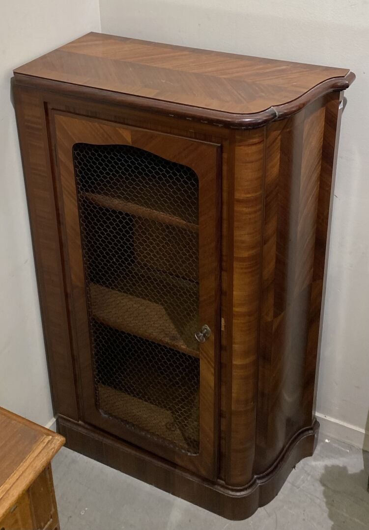 Paire de meubles à hauteur d'appui en bois ouvrant à une porte grillagée sur de…