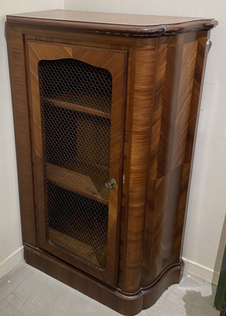 Paire de meubles à hauteur d'appui en bois ouvrant à une porte grillagée sur de…
