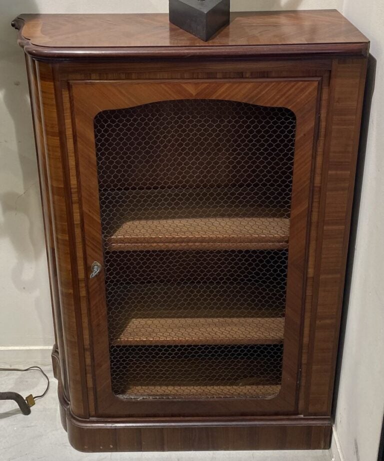 Paire de meubles à hauteur d'appui en bois ouvrant à une porte grillagée sur de…