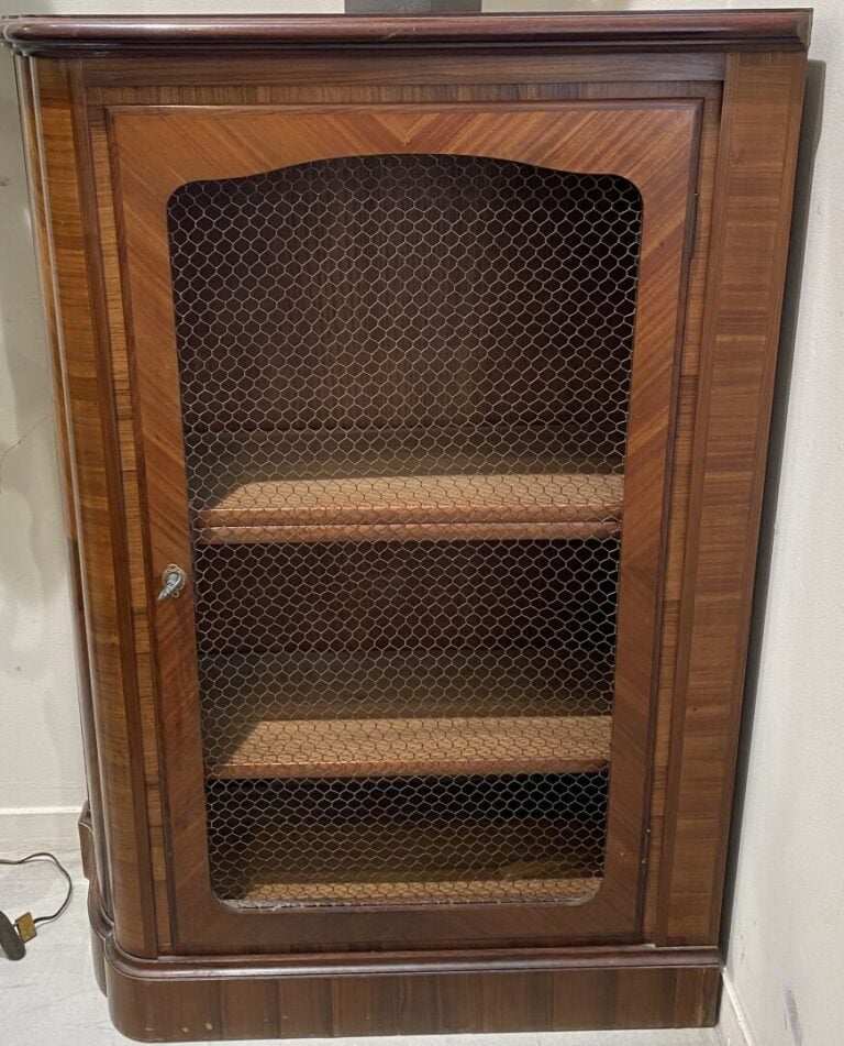 Paire de meubles à hauteur d'appui en bois ouvrant à une porte grillagée sur de…