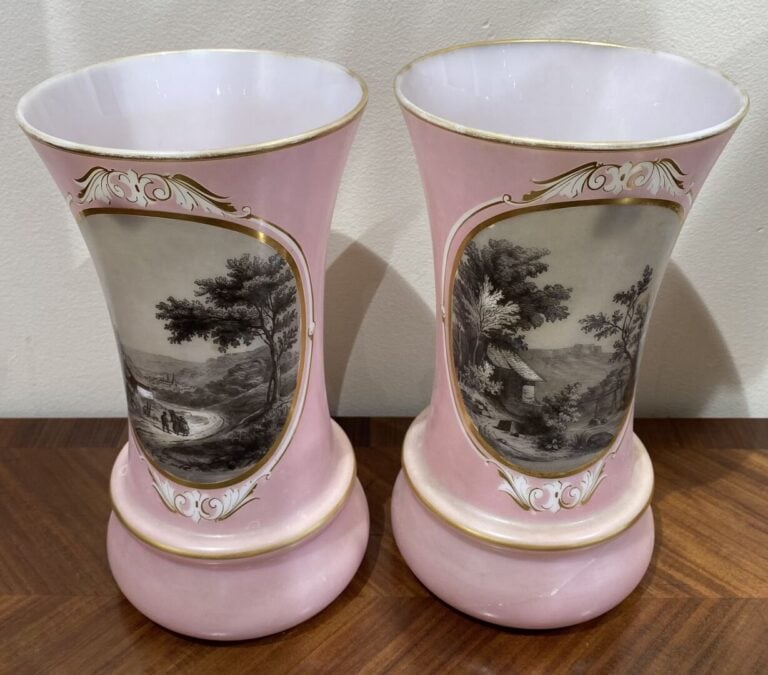 Paire de vases en verre opalin rose à décor en réserve en grisaille de paysages…