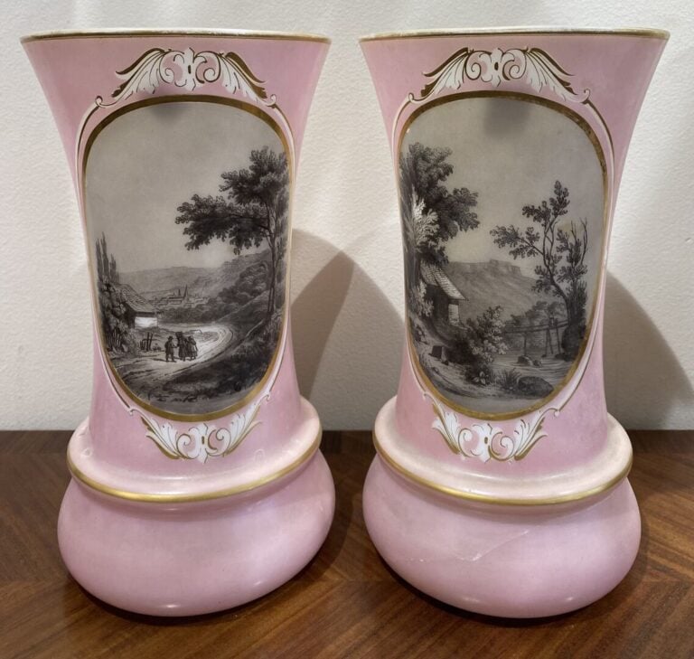 Paire de vases en verre opalin rose à décor en réserve en grisaille de paysages…