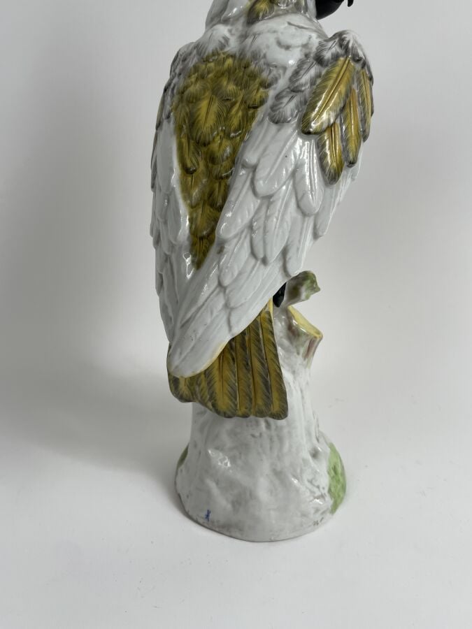 Paris, XXème siècle. Grand cacatoès en porcelaine polychrome. - Hauteur : 47 cm…