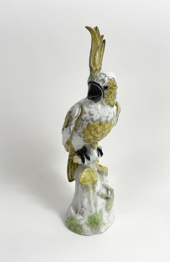 Paris, XXème siècle. Grand cacatoès en porcelaine polychrome. - Hauteur : 47 cm…