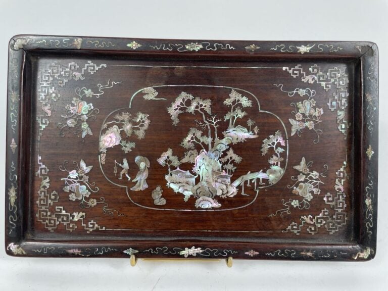 Petit PLATEAU indochinois en bois incrusté de nacre à décor de personnages et a…