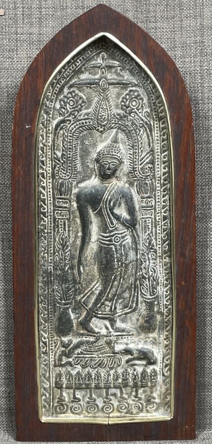 PLAQUE VOTIVE en métal représentant un bouddha Sukhothai - 40 X 16 CM - - (LES…