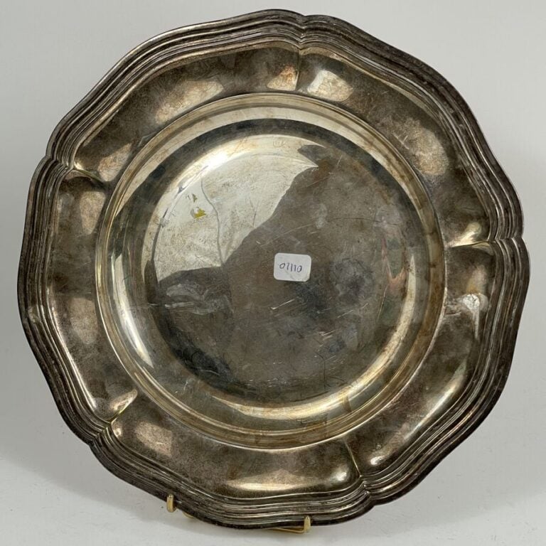 PLAT en argent (950 millièmes) à bordure polylobée ovée.Poinçon Minerve - Poids…